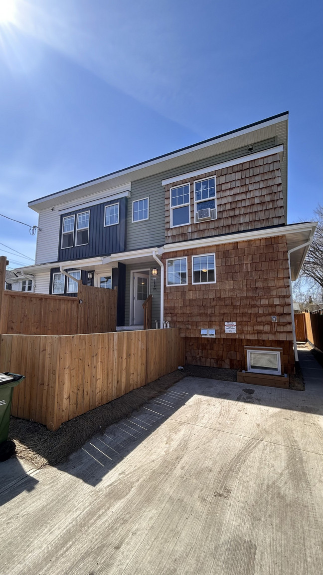 SF217 | 1 Month Free – 2 Bedroom Basement Suite in Newton 