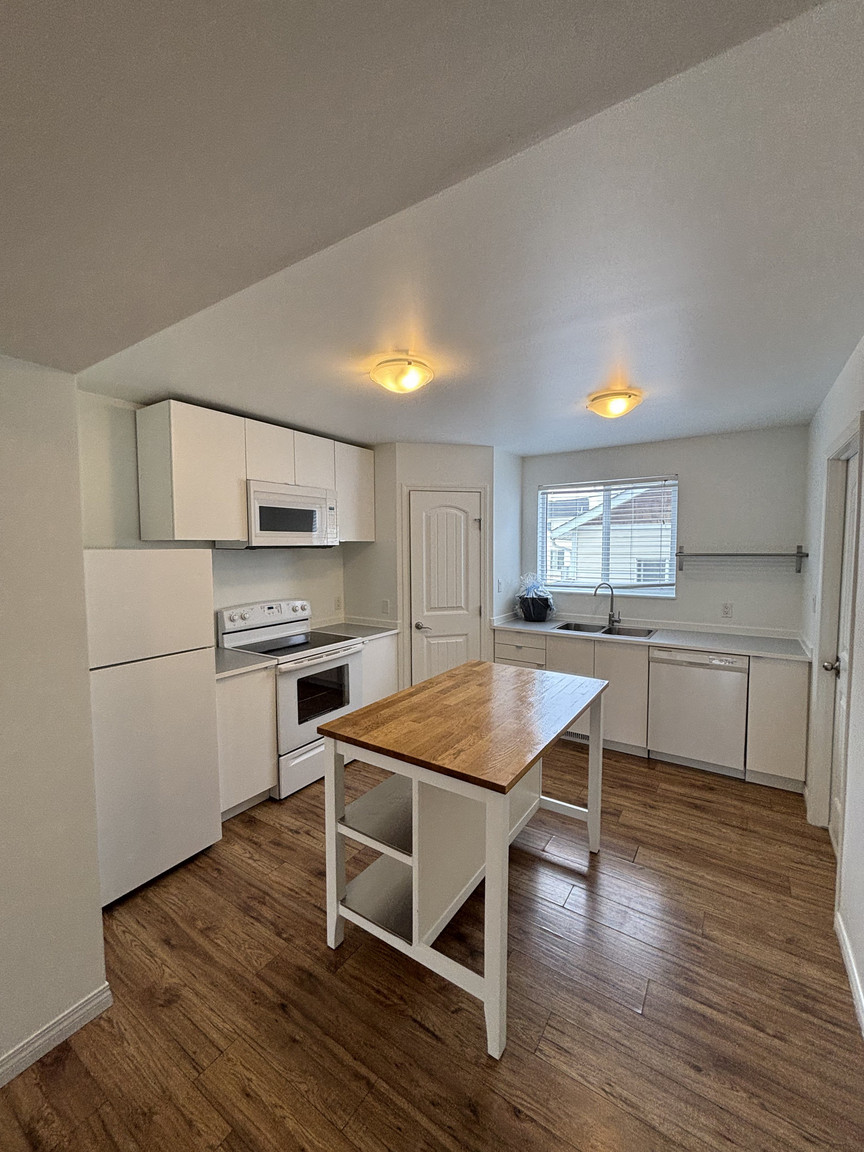 SF222 – Montrose Duplex for Rent | 4-Bed 2.5-Bath Main Floor | 12228 60 St NW Edmonton | 1 Month ... - Photo 12