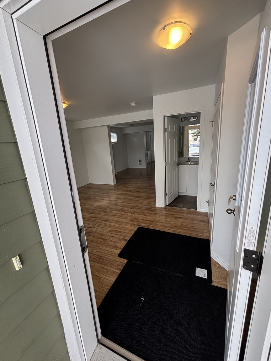 SF222 – Montrose Duplex for Rent | 4-Bed 2.5-Bath Main Floor | 12228 60 St NW Edmonton | 1 Month ... - Photo 6