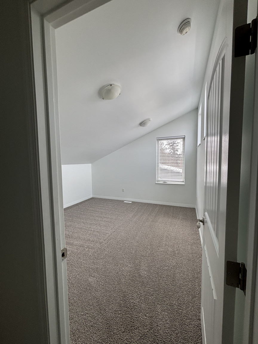 SF222 – Montrose Duplex for Rent | 4-Bed 2.5-Bath Main Floor | 12228 60 St NW Edmonton | 1 Month ... - Photo 42