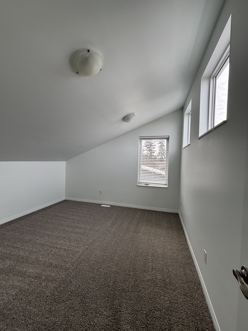 SF222 – Montrose Duplex for Rent | 4-Bed 2.5-Bath Main Floor | 12228 60 St NW Edmonton | 1 Month ... - Photo 46