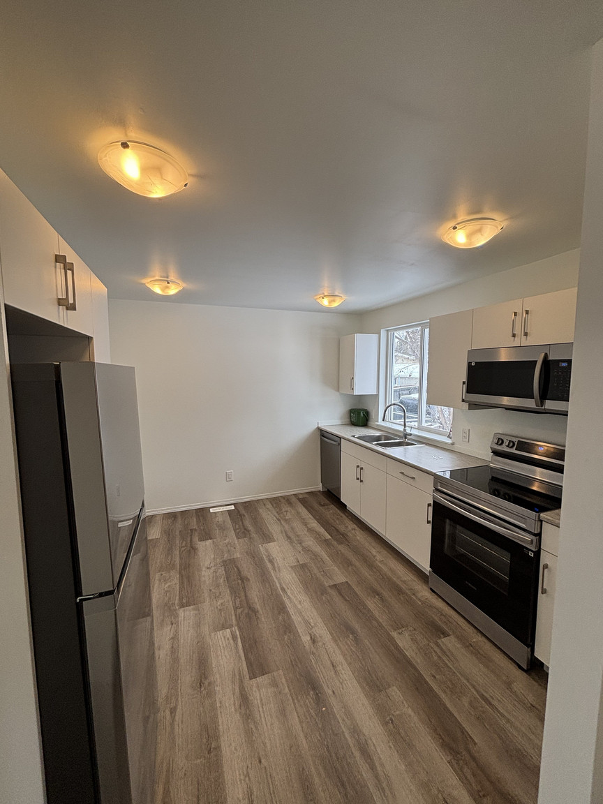 SF223 – Newton Garden Suite for Rent | 4-Bed 2 Bath  -  12021 55 St NW Edmonton | 1 Month Free - Photo 3