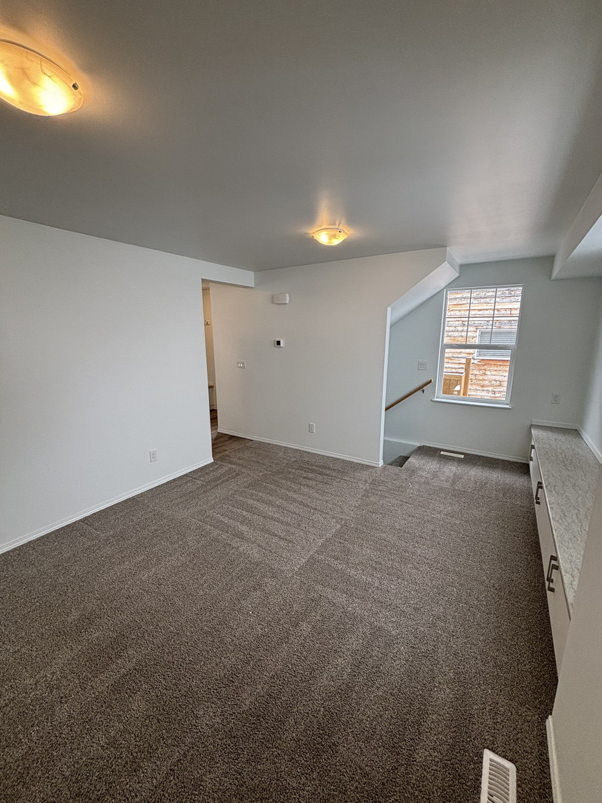 SF223 – Newton Garden Suite for Rent | 4-Bed 2 Bath  -  12021 55 St NW Edmonton | 1 Month Free - Photo 13