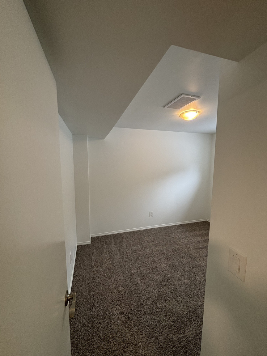 SF223 – Newton Garden Suite for Rent | 4-Bed 2 Bath  -  12021 55 St NW Edmonton | 1 Month Free - Photo 21