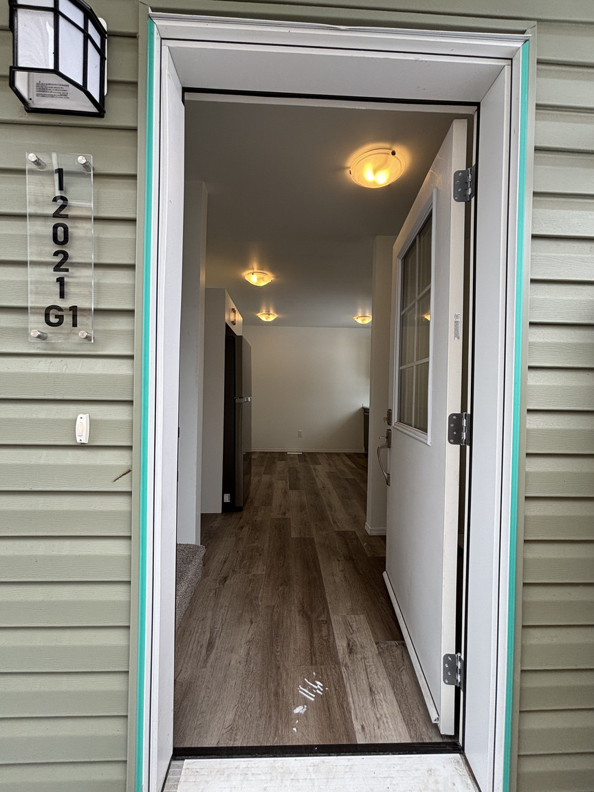 SF223 – Newton Garden Suite for Rent | 4-Bed 2 Bath  -  12021 55 St NW Edmonton | 1 Month Free