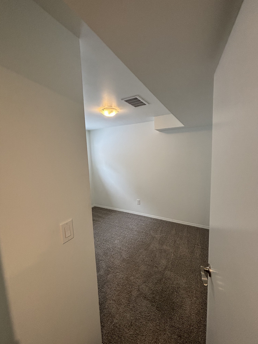 SF223 – Newton Garden Suite for Rent | 4-Bed 2 Bath  -  12021 55 St NW Edmonton | 1 Month Free - Photo 27