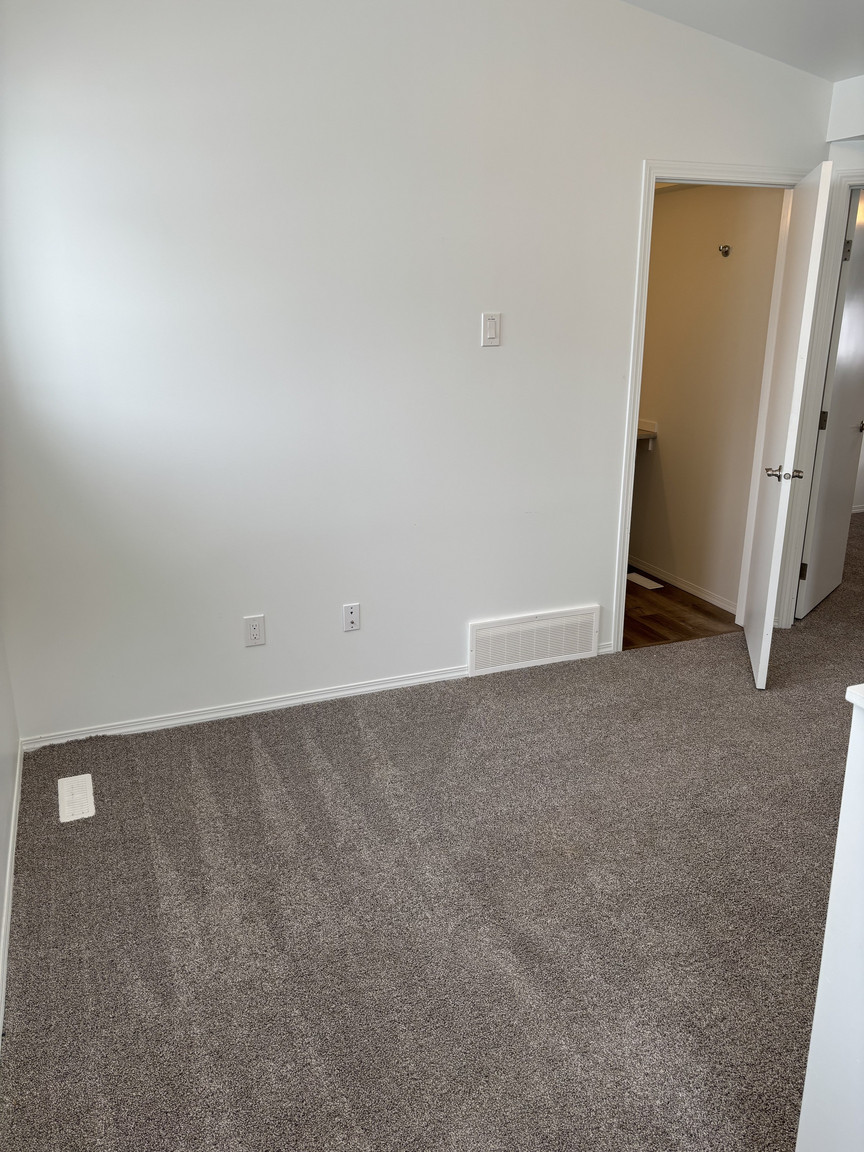 SF223 – Newton Garden Suite for Rent | 4-Bed 2 Bath  -  12021 55 St NW Edmonton | 1 Month Free - Photo 31