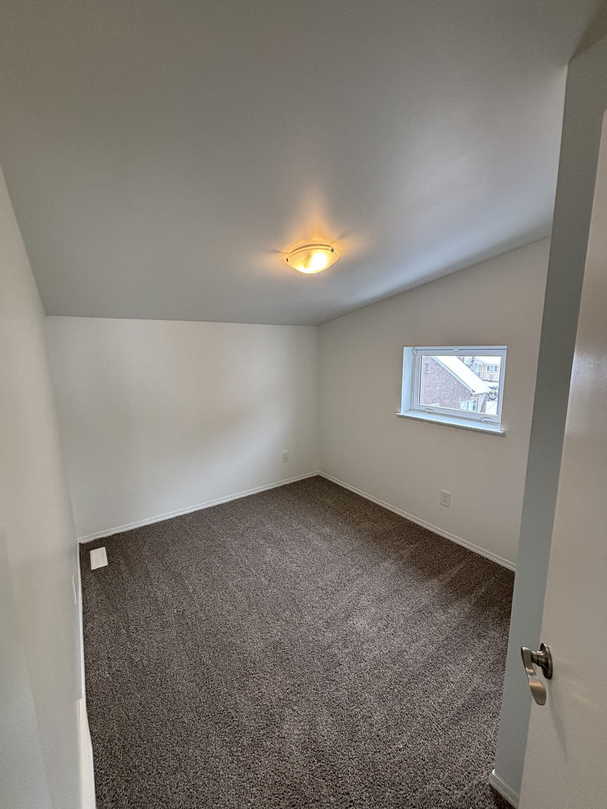 SF223 – Newton Garden Suite for Rent | 4-Bed 2 Bath  -  12021 55 St NW Edmonton | 1 Month Free - Photo 37
