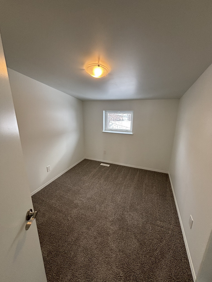 SF223 – Newton Garden Suite for Rent | 4-Bed 2 Bath  -  12021 55 St NW Edmonton | 1 Month Free - Photo 39