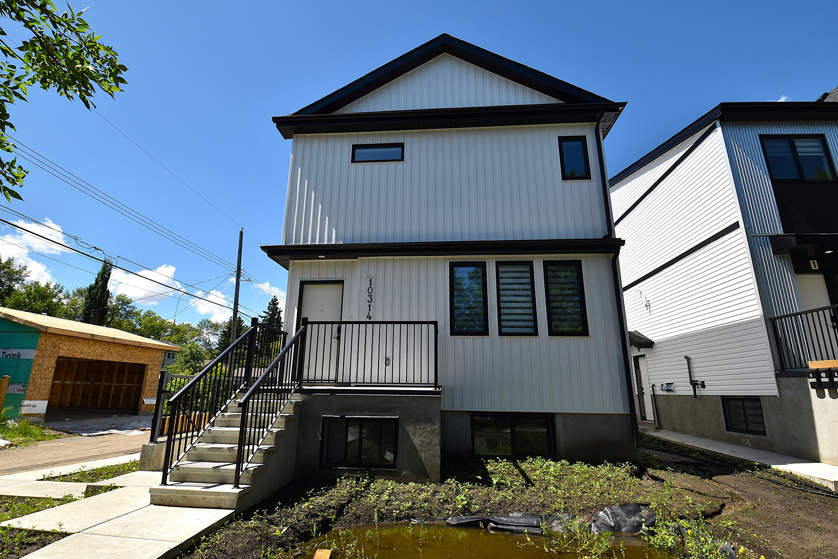 1 Month Free – 3 Bedroom Main Floor Home  in Grovenor |  SF337  - Photo 2