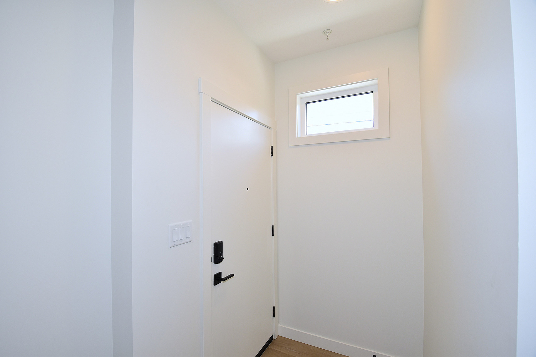 1 Month Free – 3 Bedroom Main Floor Home  in Grovenor |  SF337  - Photo 4