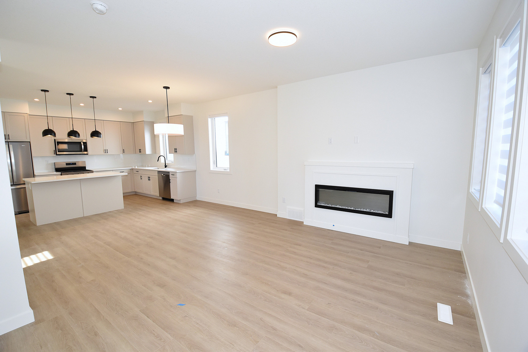 1 Month Free – 3 Bedroom Main Floor Home  in Grovenor |  SF337  - Photo 6