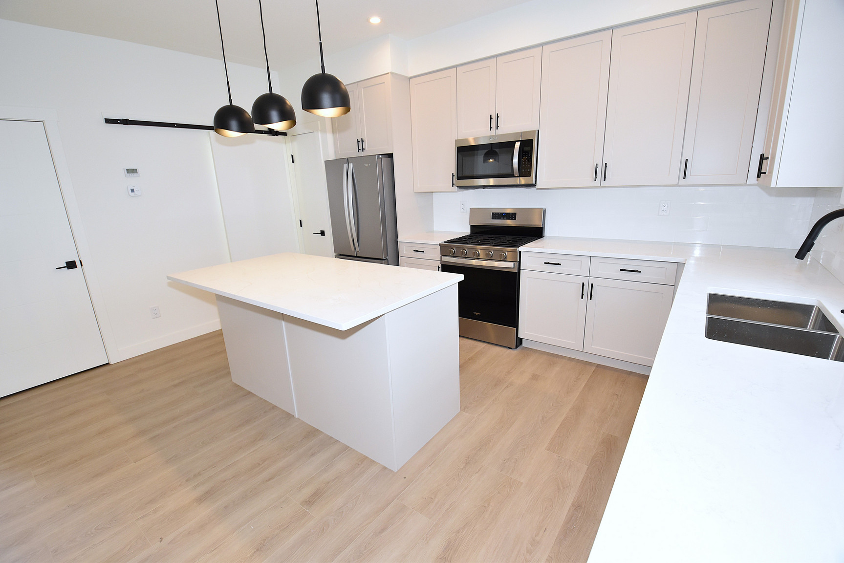 1 Month Free – 3 Bedroom Main Floor Home  in Grovenor |  SF337  - Photo 11