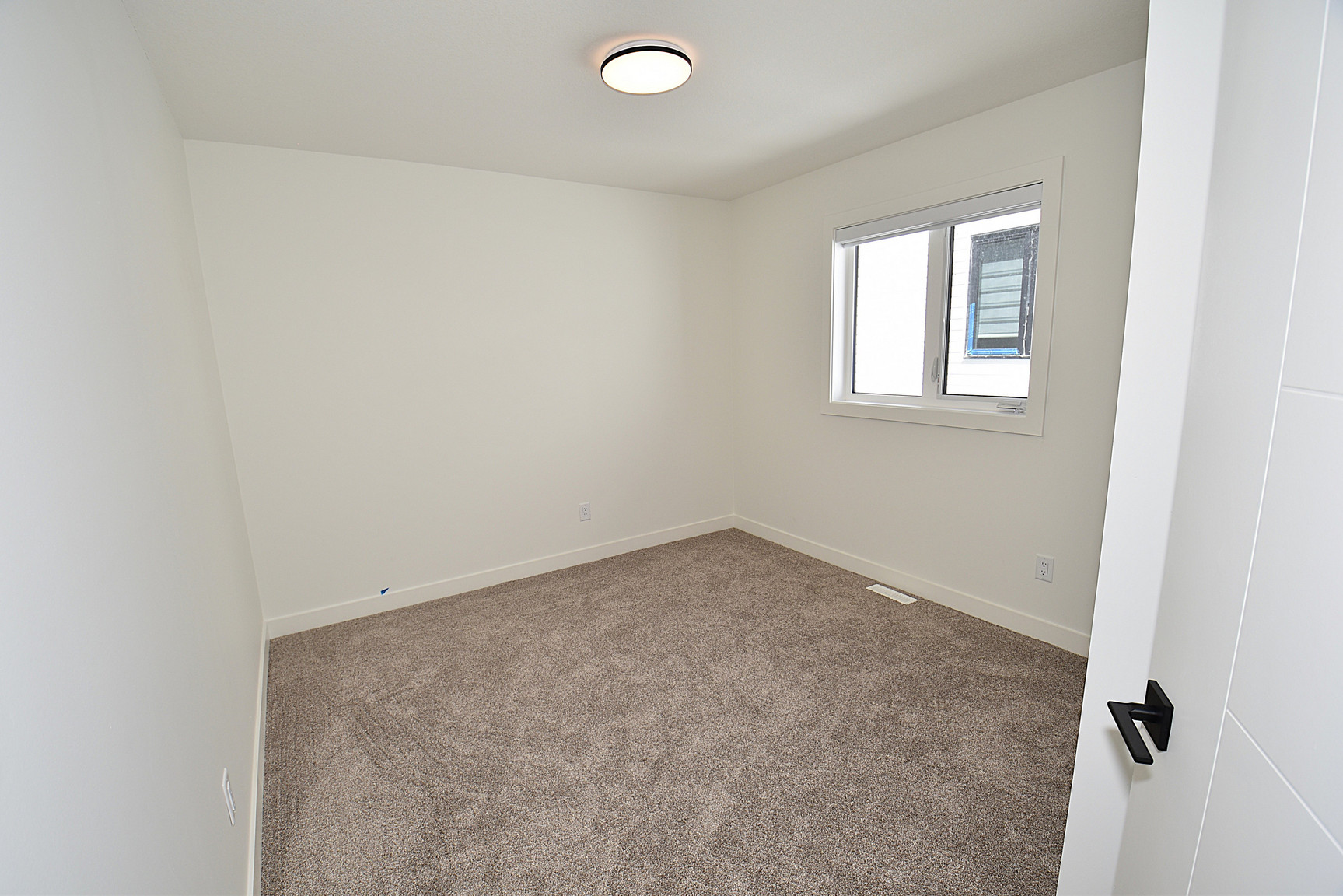 1 Month Free – 3 Bedroom Main Floor Home  in Grovenor |  SF337  - Photo 22
