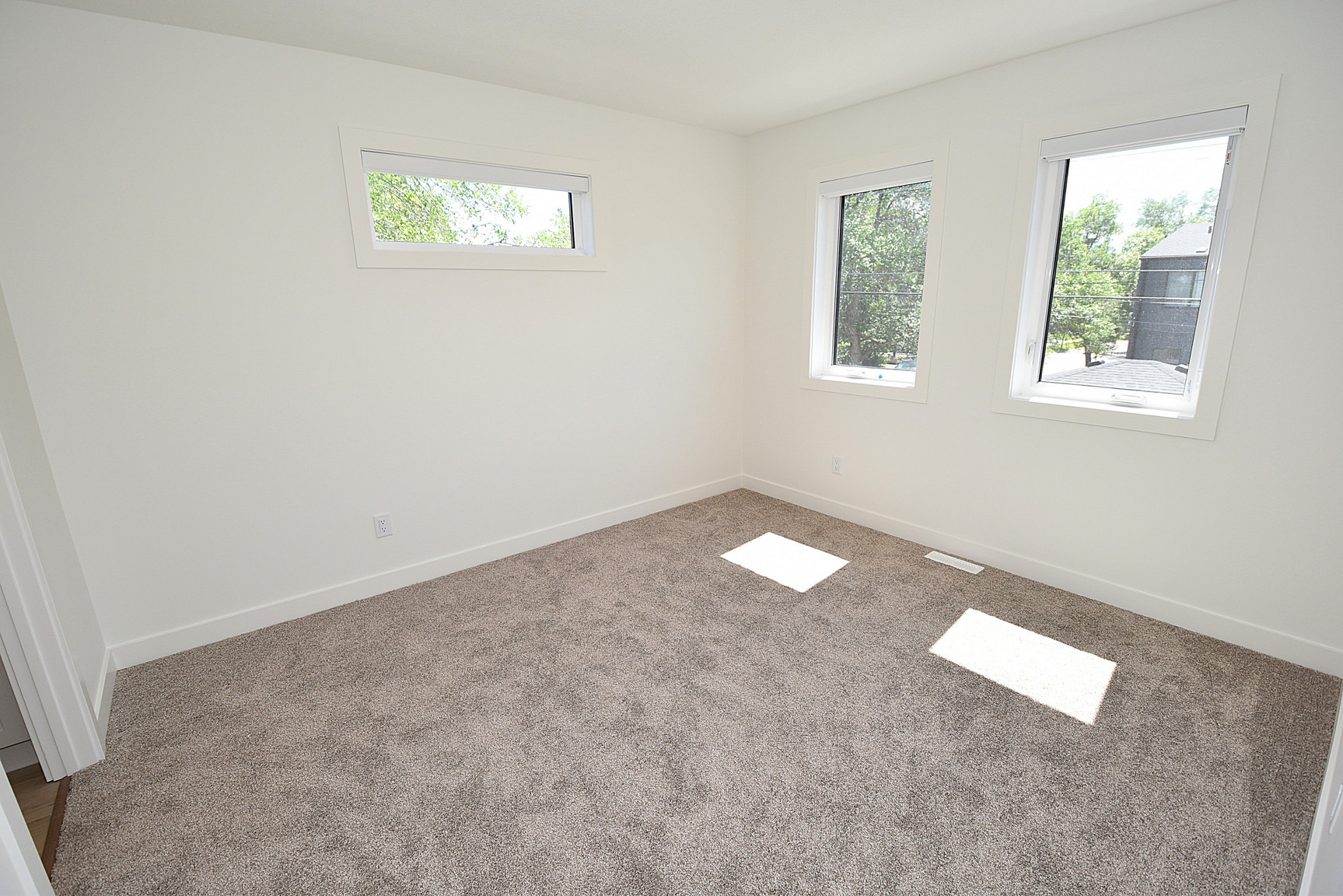 1 Month Free – 3 Bedroom Main Floor Home  in Grovenor |  SF337  - Photo 25