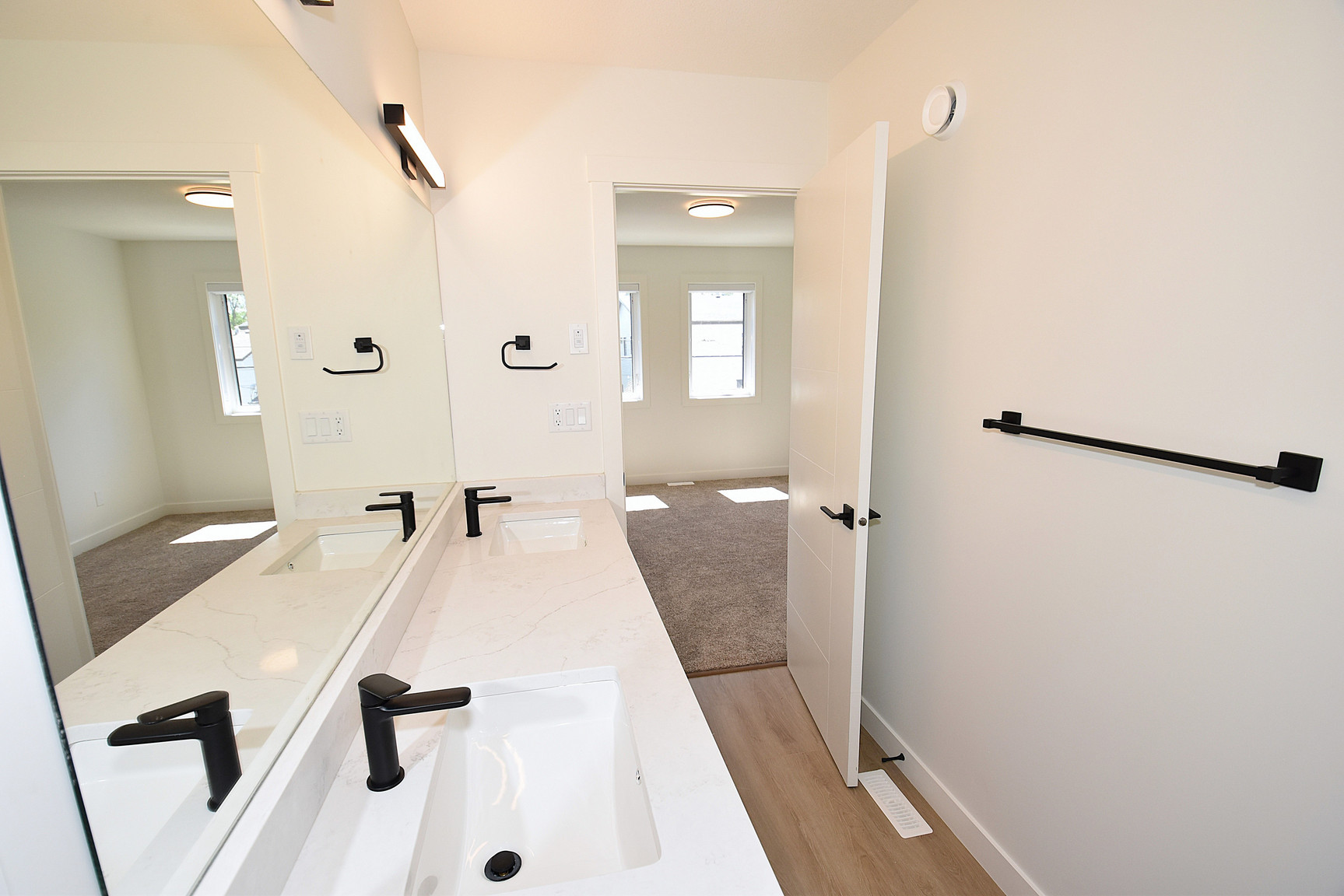 1 Month Free – 3 Bedroom Main Floor Home  in Grovenor |  SF337  - Photo 35