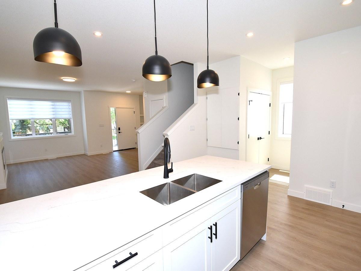 SF338 - 3 Bedroom Main Floor Home – Grovenor 1 Month Free – - Photo 8