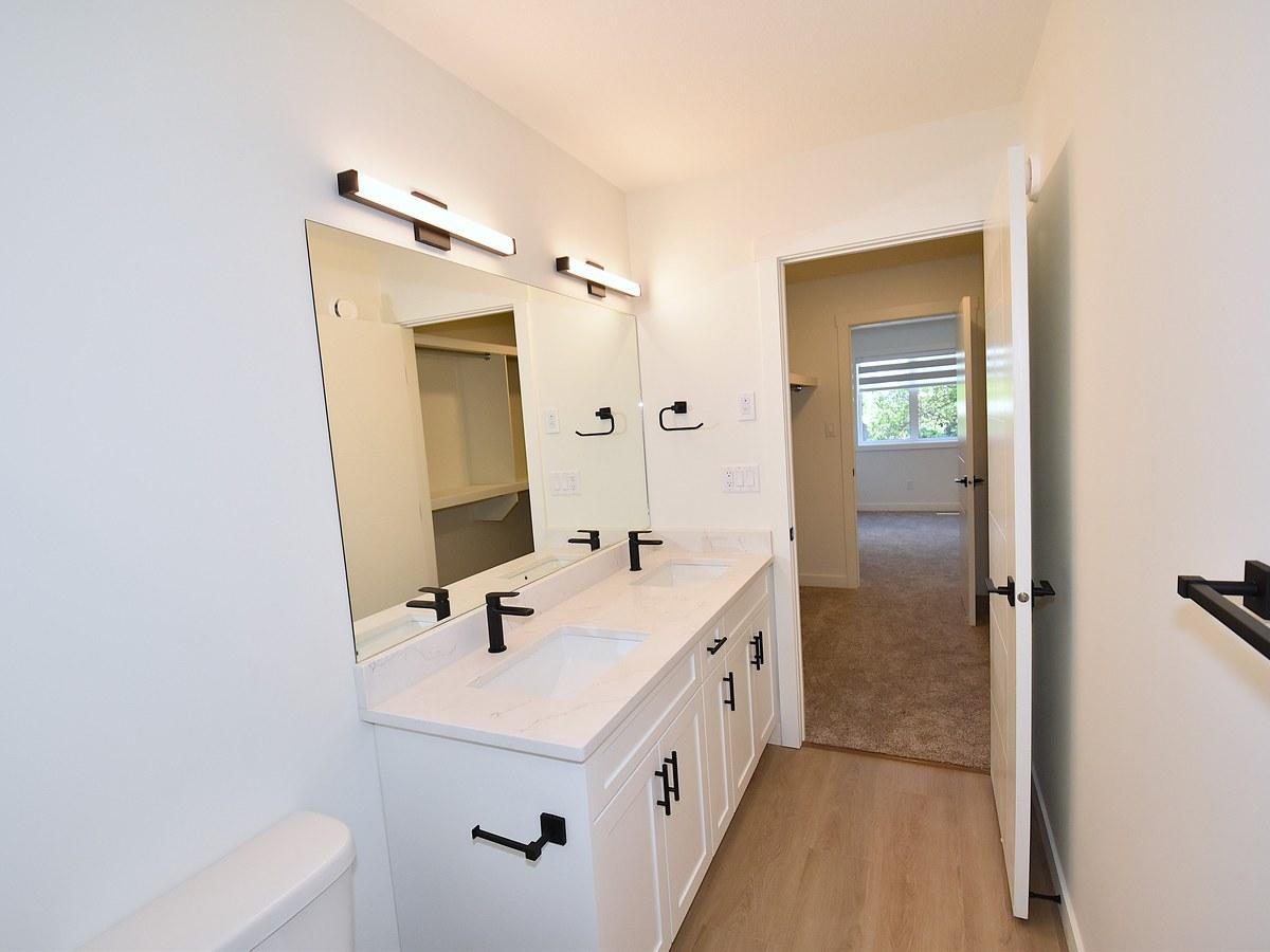 SF338 - 3 Bedroom Main Floor Home – Grovenor 1 Month Free – - Photo 25