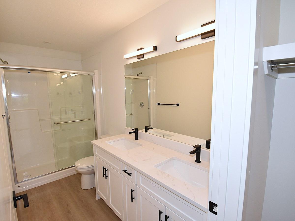 SF338 - 3 Bedroom Main Floor Home – Grovenor 1 Month Free – - Photo 26
