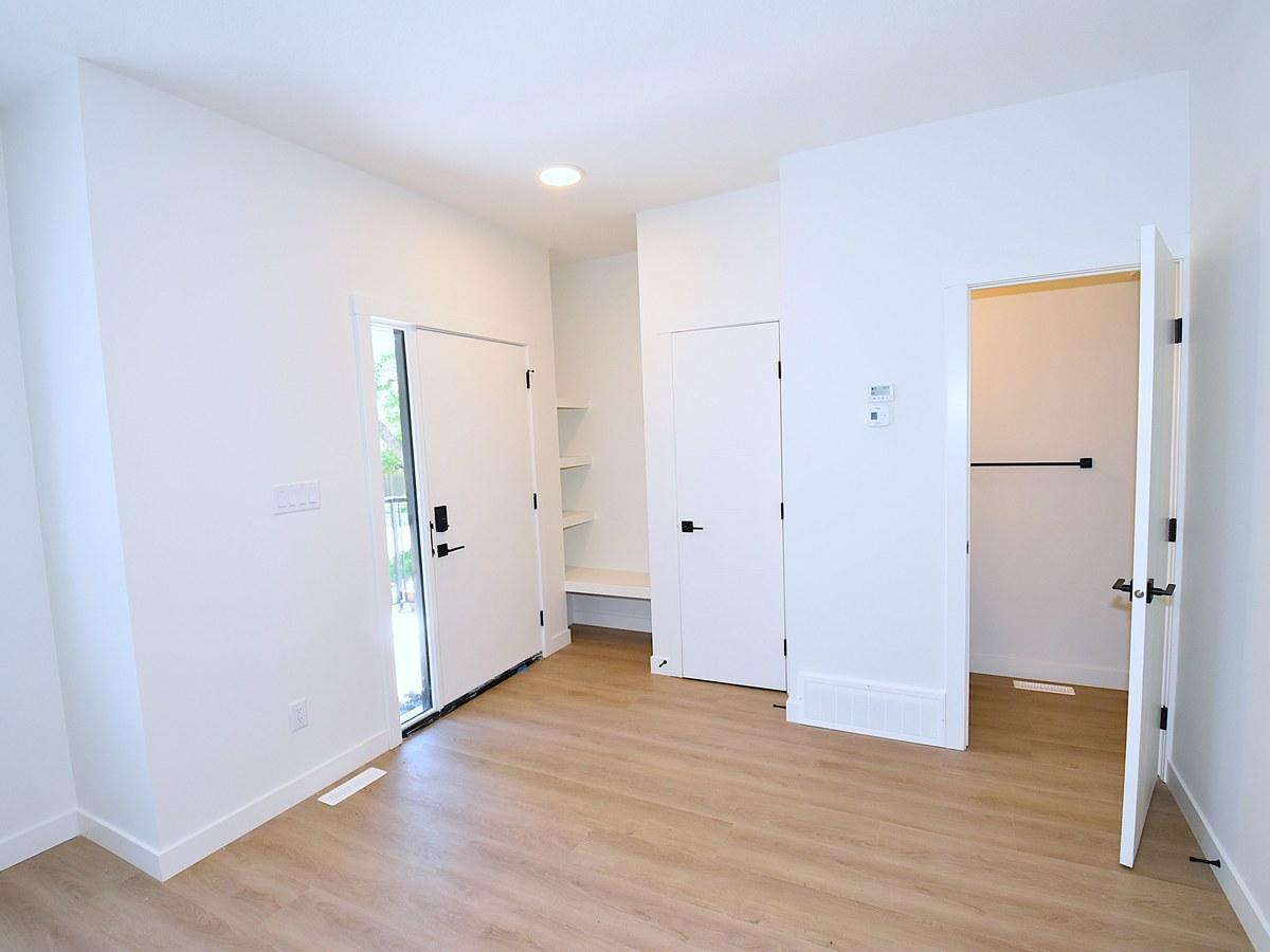 SF338 - 3 Bedroom Main Floor Home – Grovenor 1 Month Free – - Photo 4