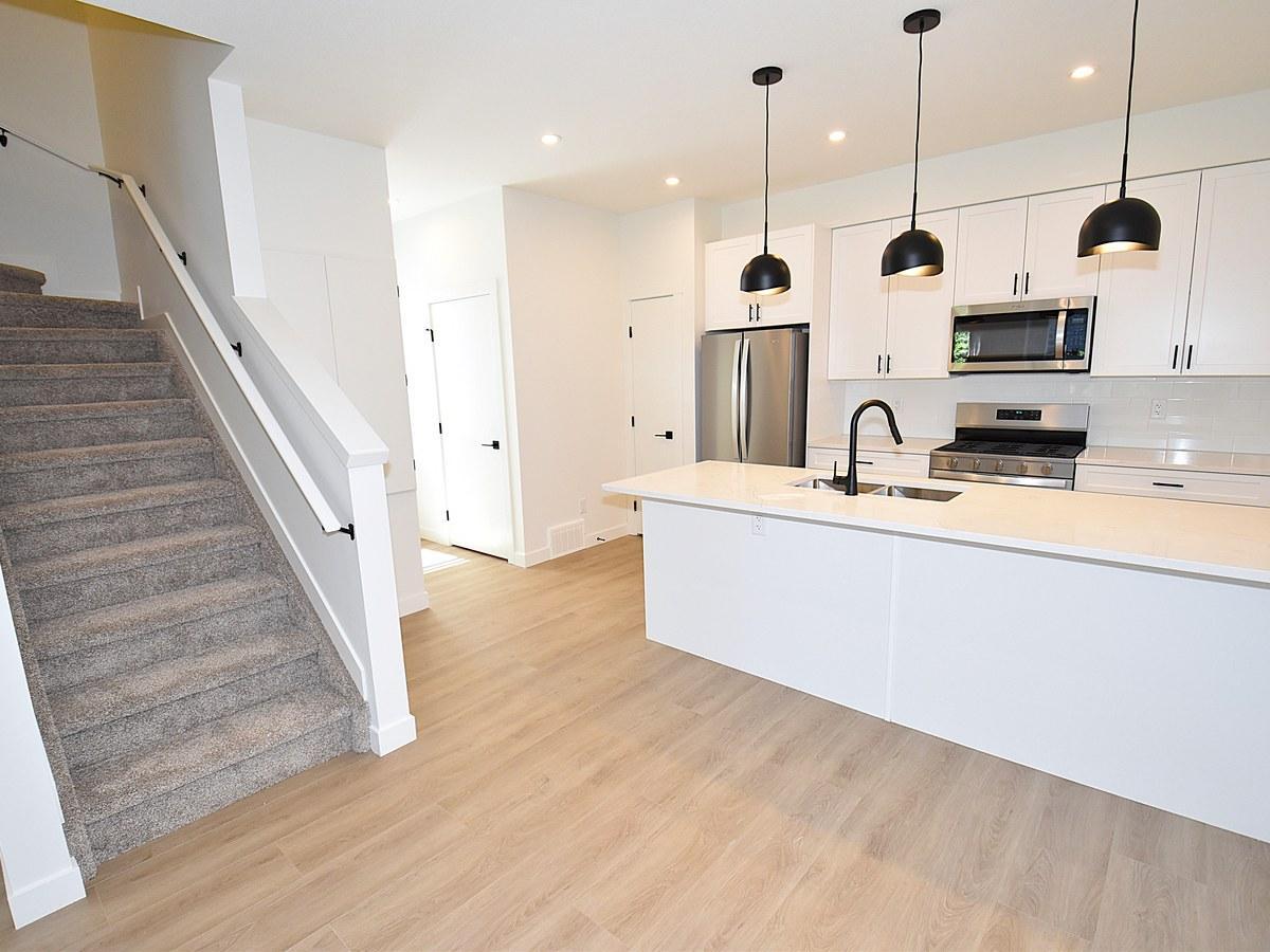 SF338 - 3 Bedroom Main Floor Home – Grovenor 1 Month Free – - Photo 11