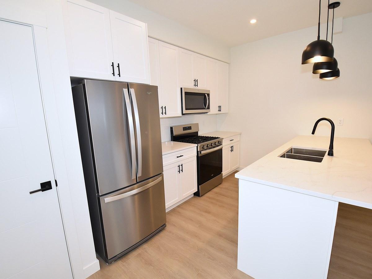 SF338 - 3 Bedroom Main Floor Home – Grovenor 1 Month Free – - Photo 9