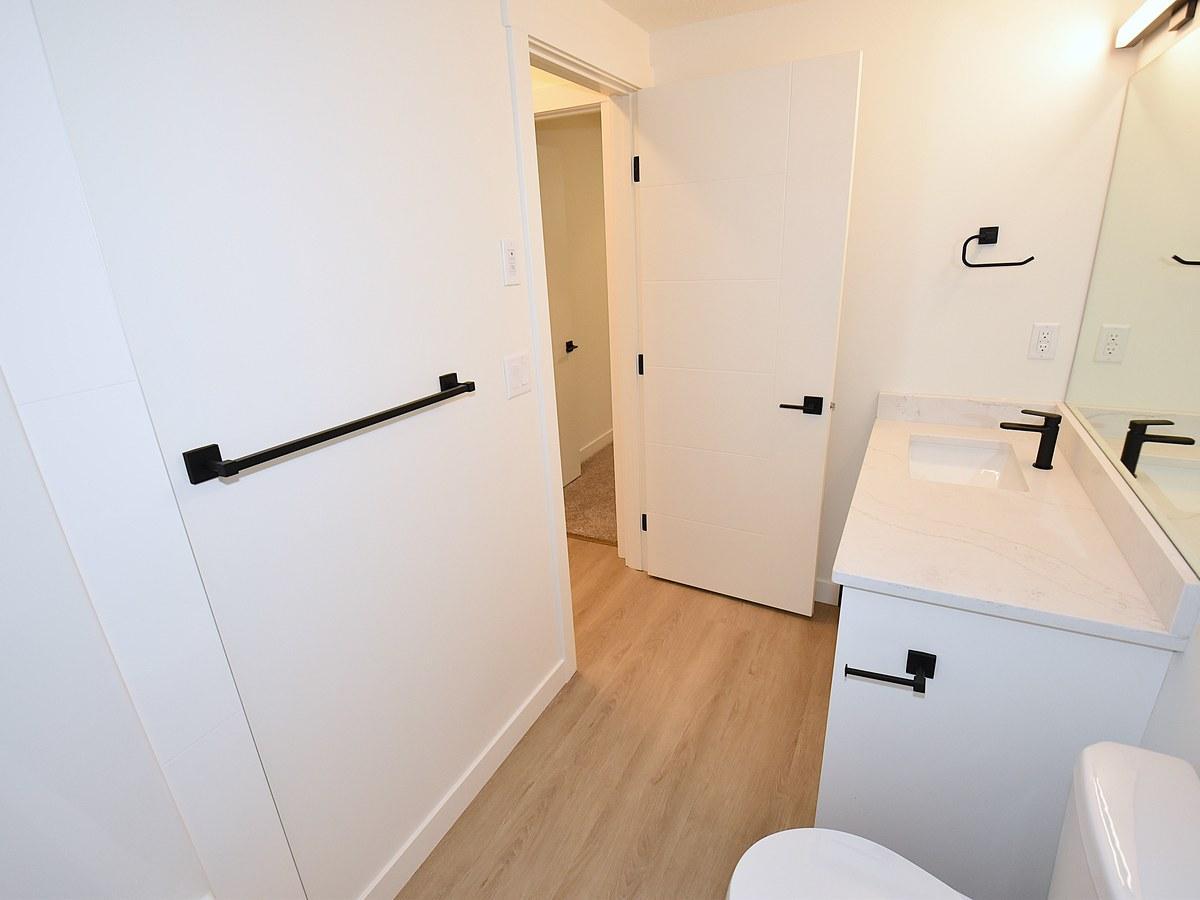 SF338 - 3 Bedroom Main Floor Home – Grovenor 1 Month Free – - Photo 27