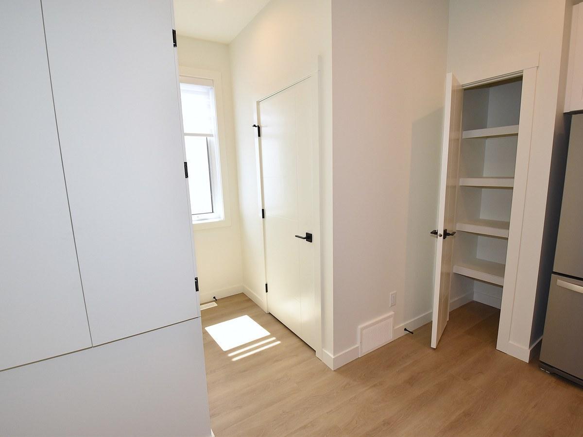 SF338 - 3 Bedroom Main Floor Home – Grovenor 1 Month Free – - Photo 5