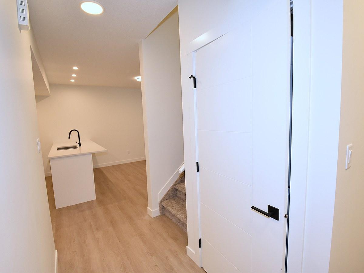 SF338 - 3 Bedroom Main Floor Home – Grovenor 1 Month Free – - Photo 12