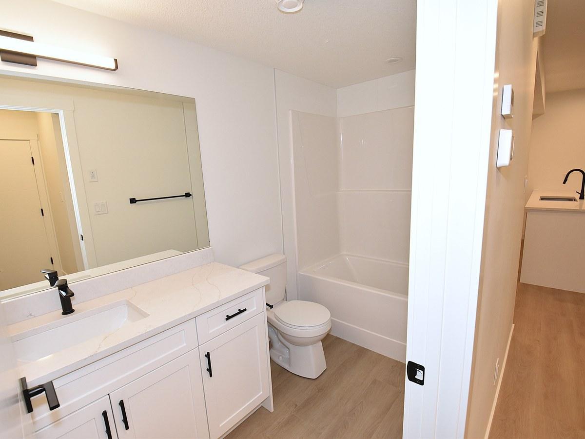 SF338 - 3 Bedroom Main Floor Home – Grovenor 1 Month Free – - Photo 28