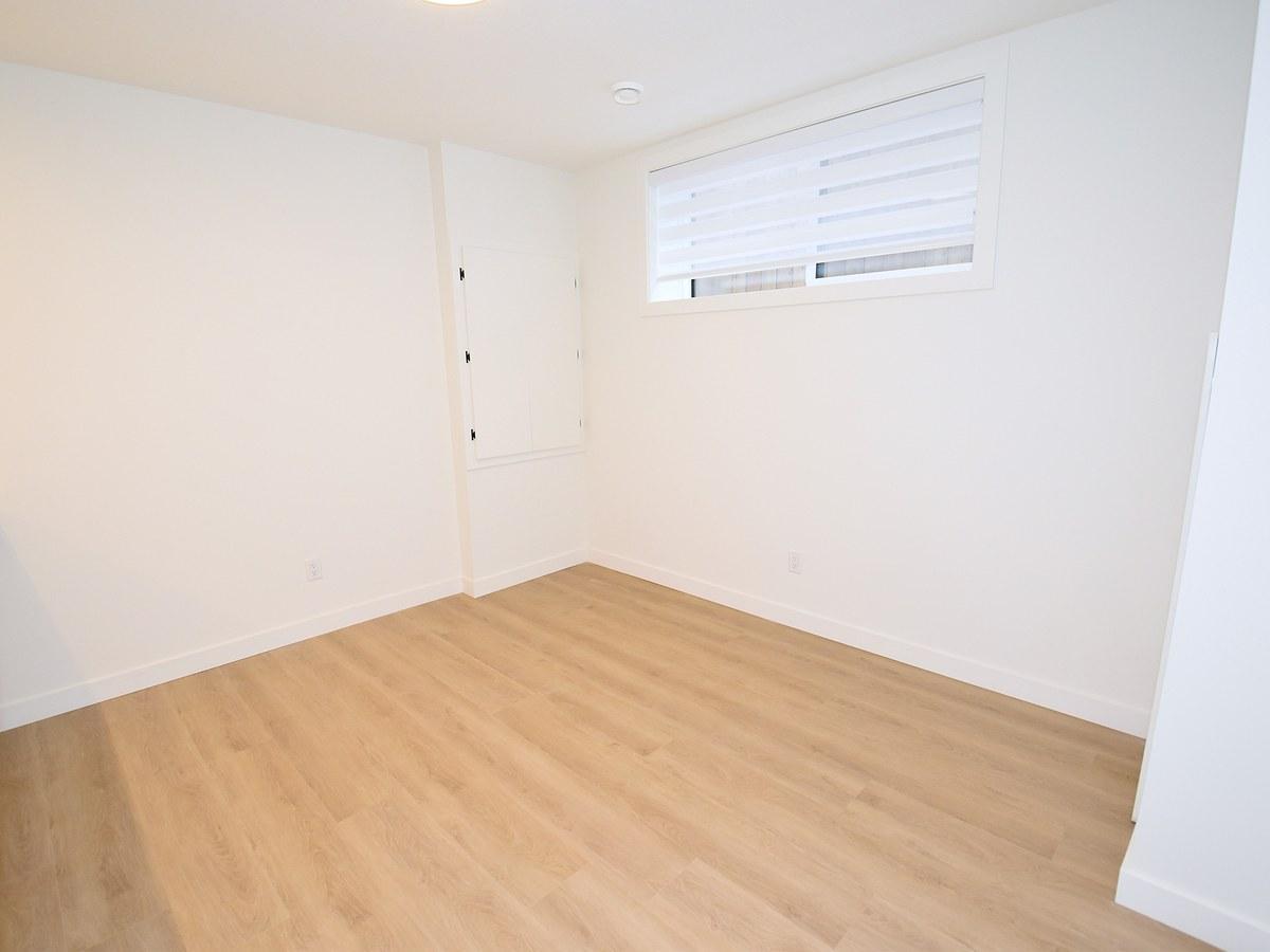 SF338 - 3 Bedroom Main Floor Home – Grovenor 1 Month Free – - Photo 13
