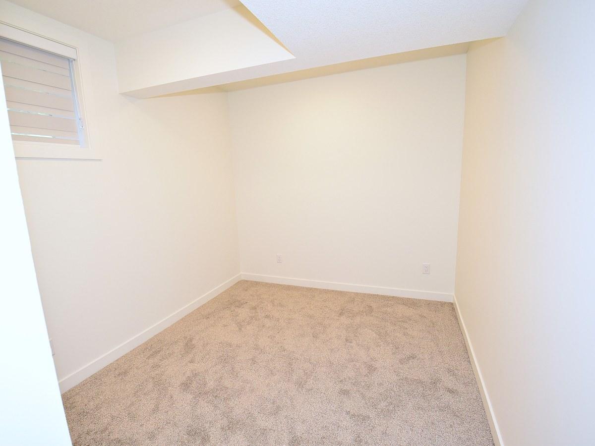 SF338 - 3 Bedroom Main Floor Home – Grovenor 1 Month Free – - Photo 24