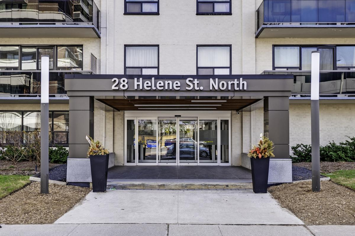28 Helene Street North - Photo 2