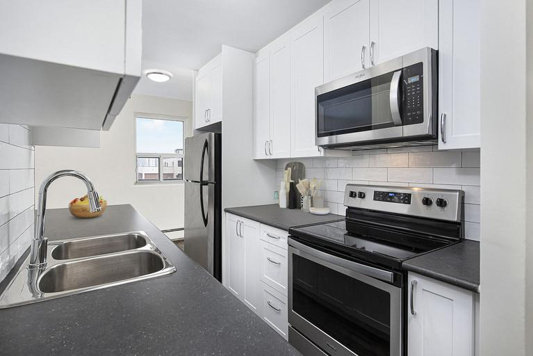 250 Roehampton Avenue - Photo 4
