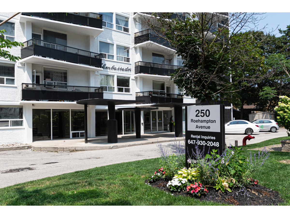 250 Roehampton Avenue - Photo 2