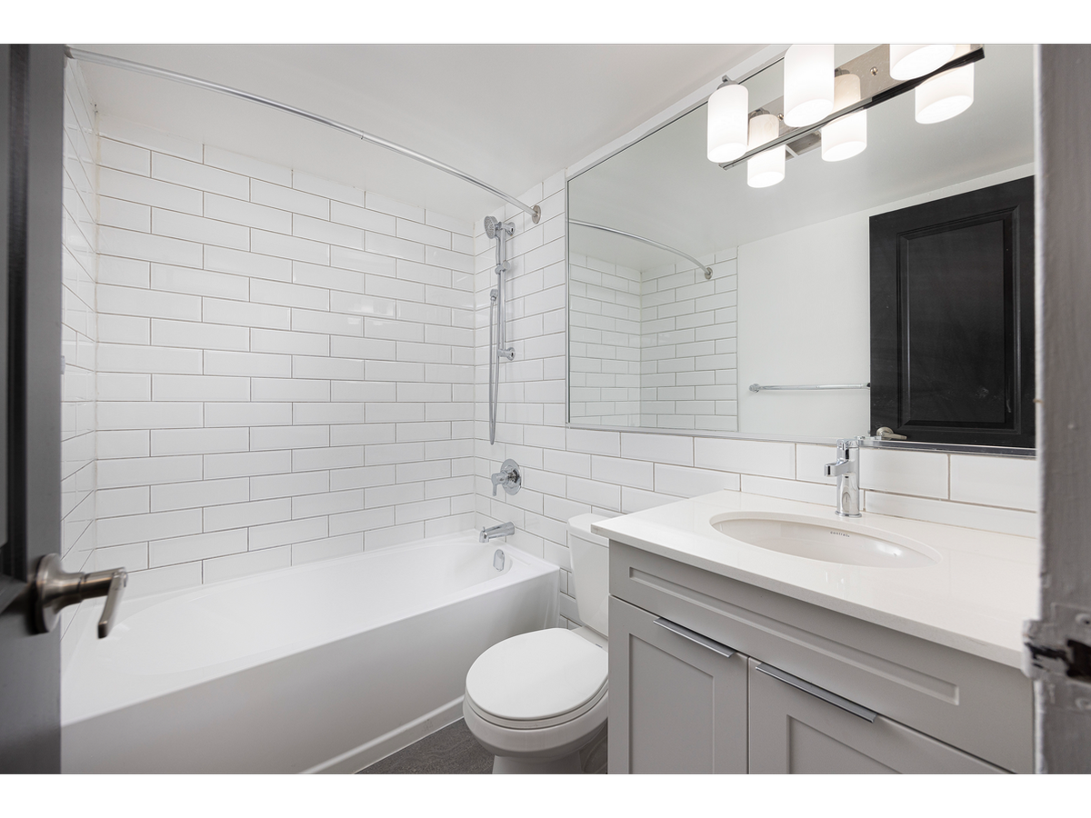 3122 Hurontario Street - Photo 6