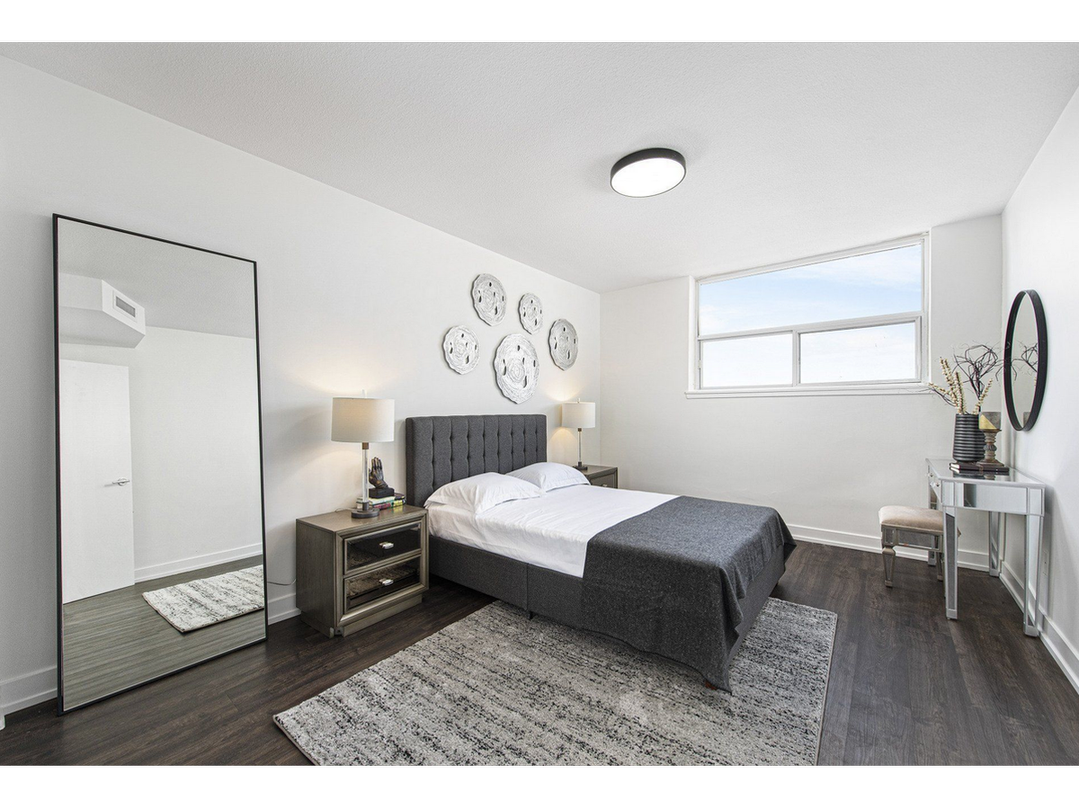 2465 Hurontario Street - Photo 4