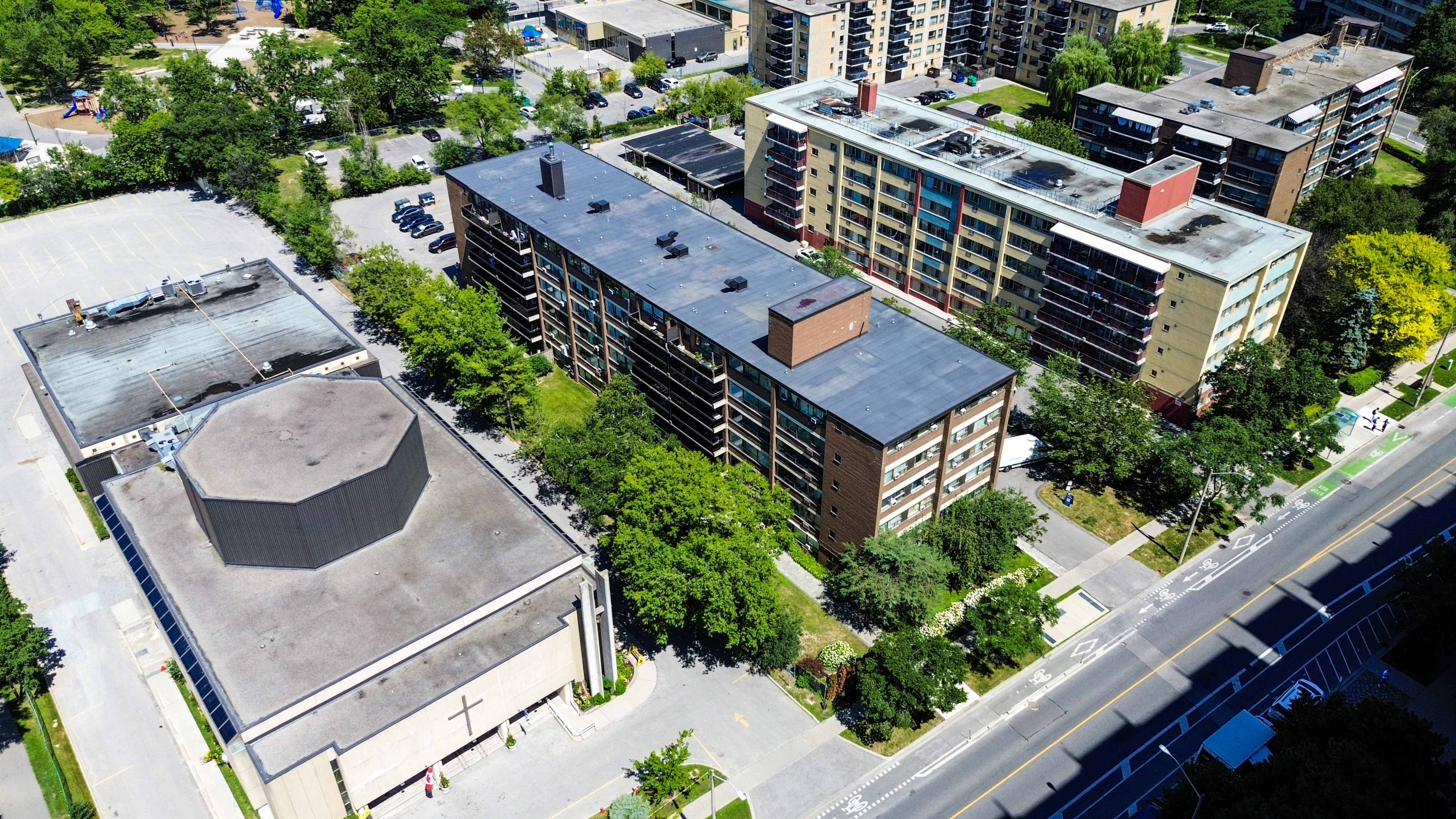36 Thorncliffe Park Drive, East York, ON M4H 1J8 — photo 3