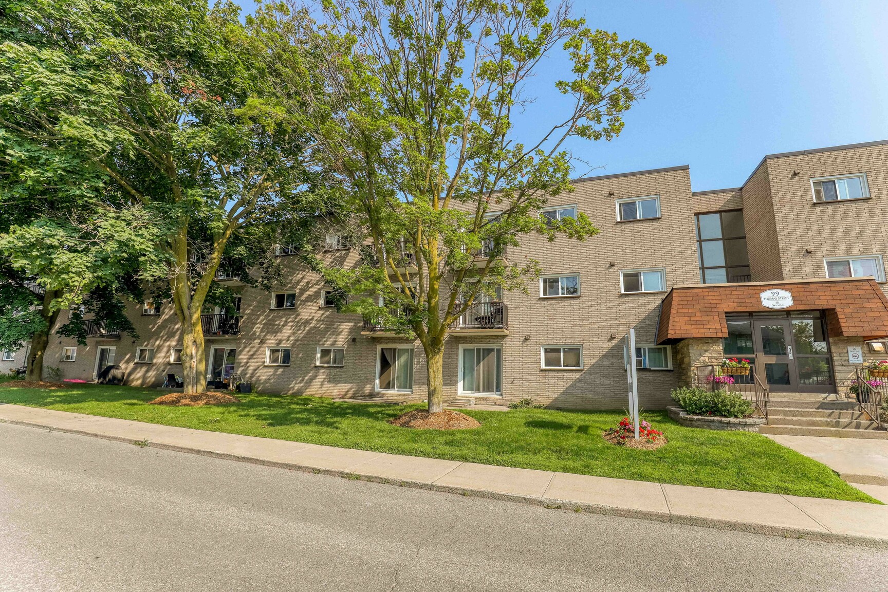 Thomas Apartments - Photo 2