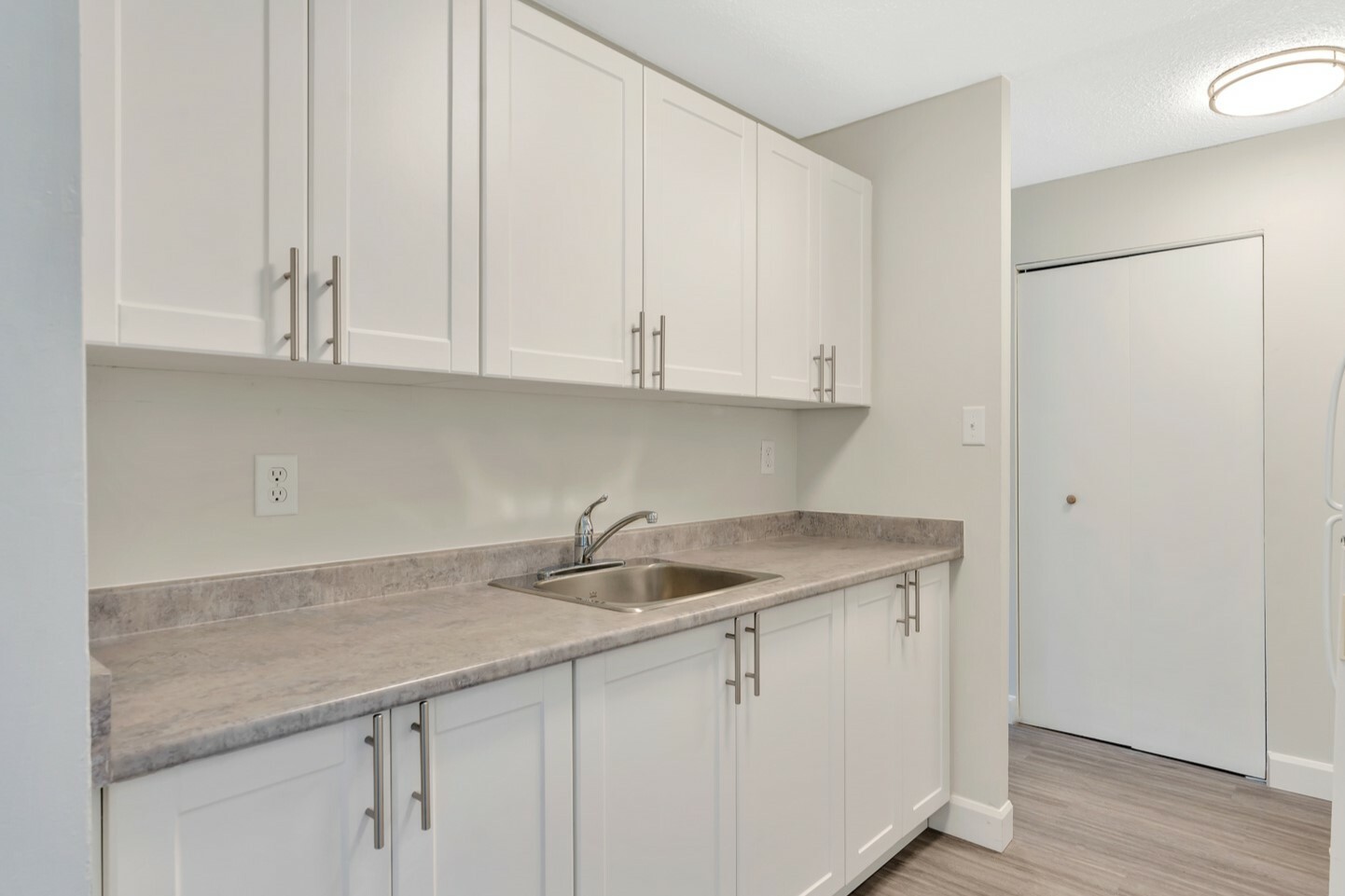 Thomas Apartments - Photo 6