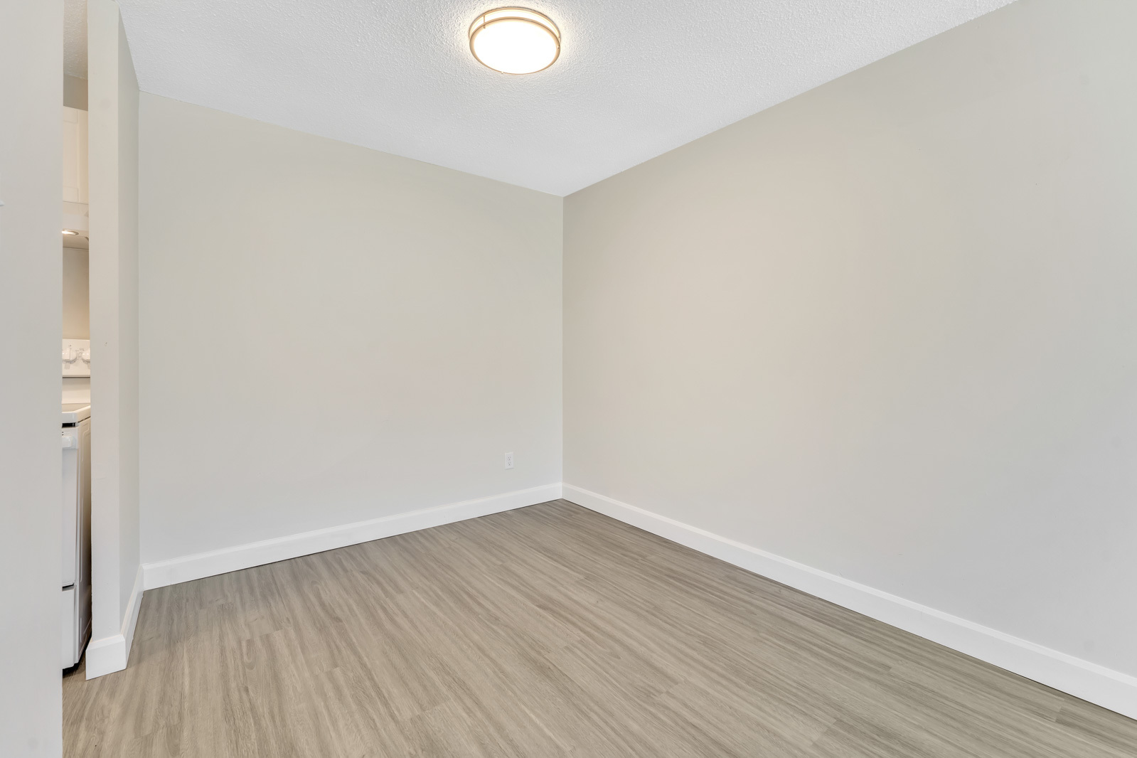 Thomas Apartments - Photo 14