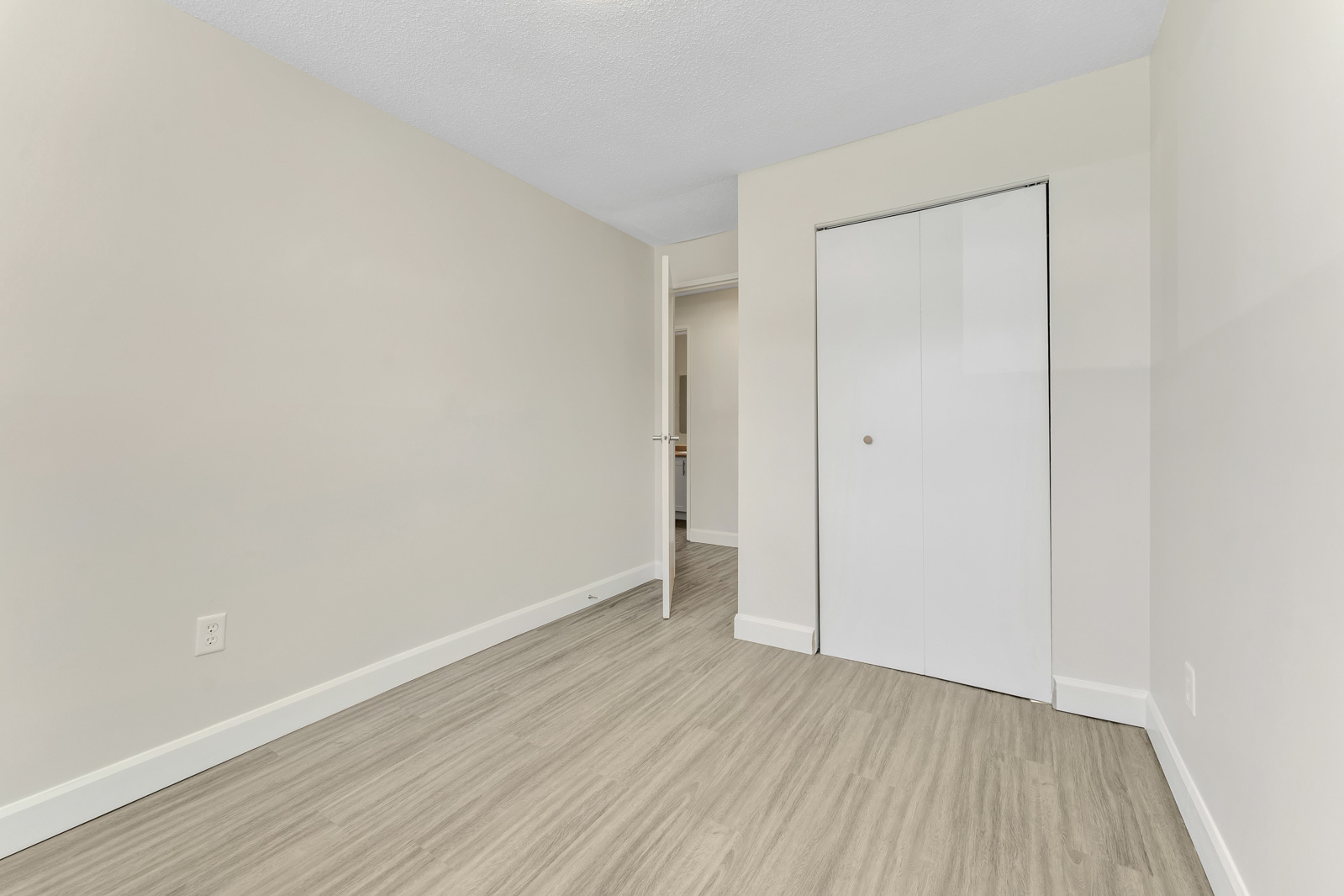 Thomas Apartments - Photo 15