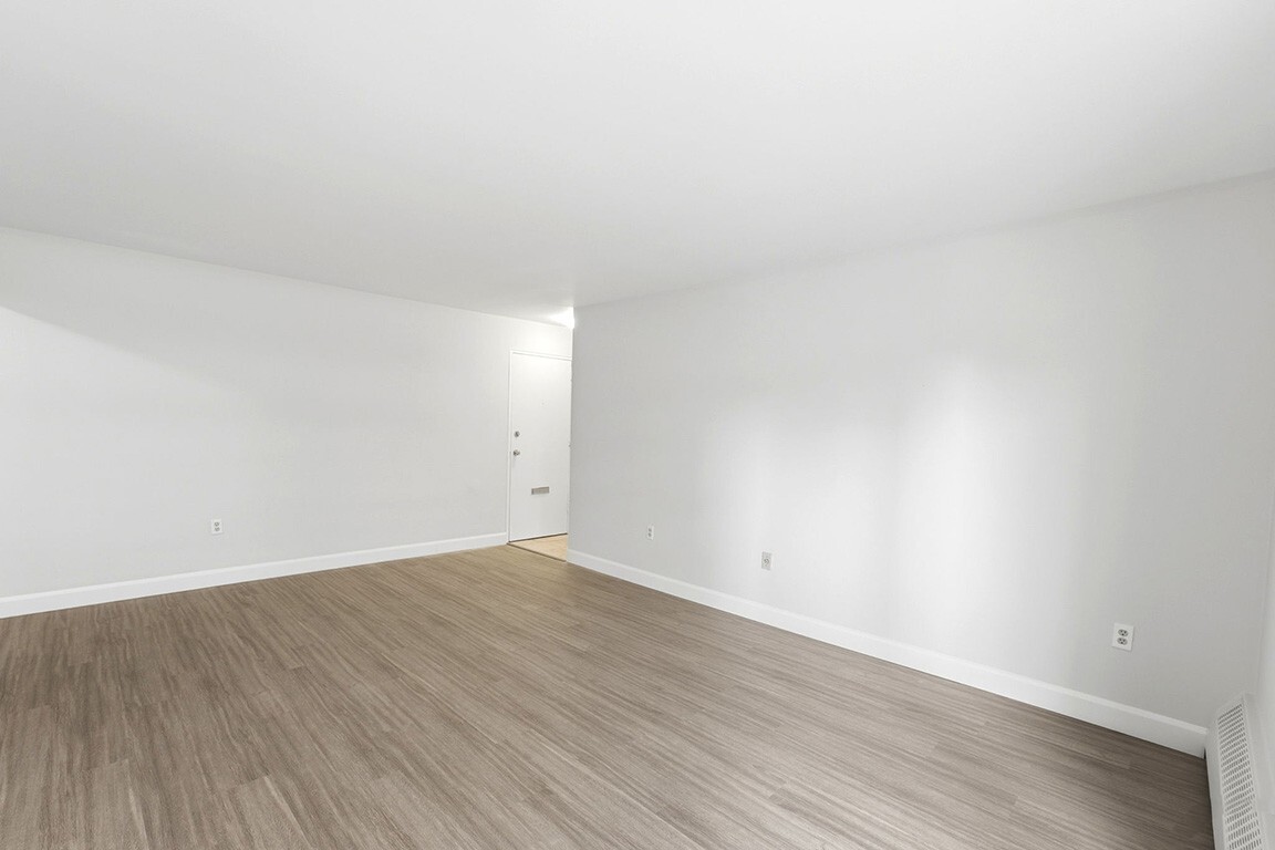 The Senate Apartments - Photo 9