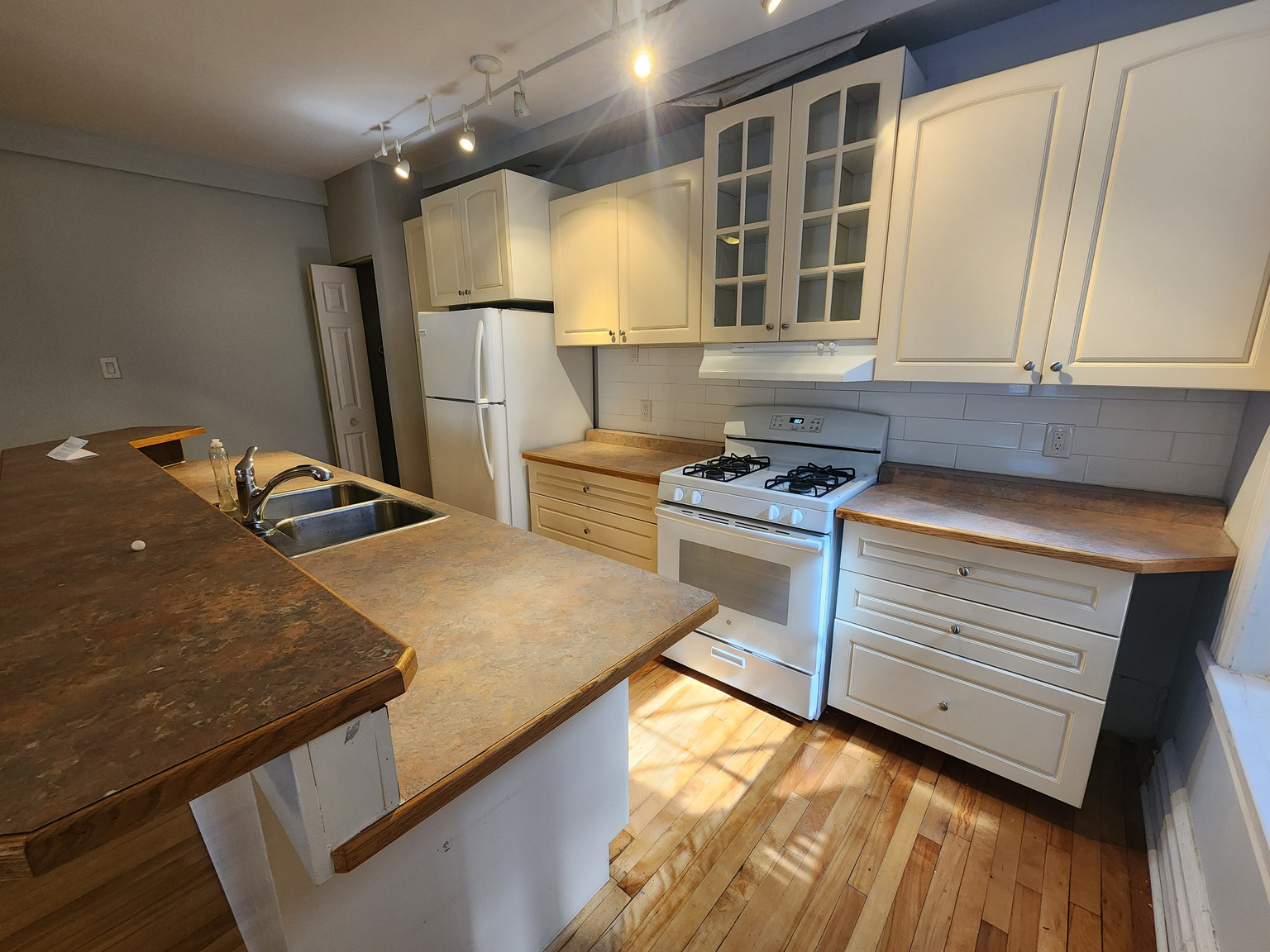 389 Daly Avenue - Photo 2