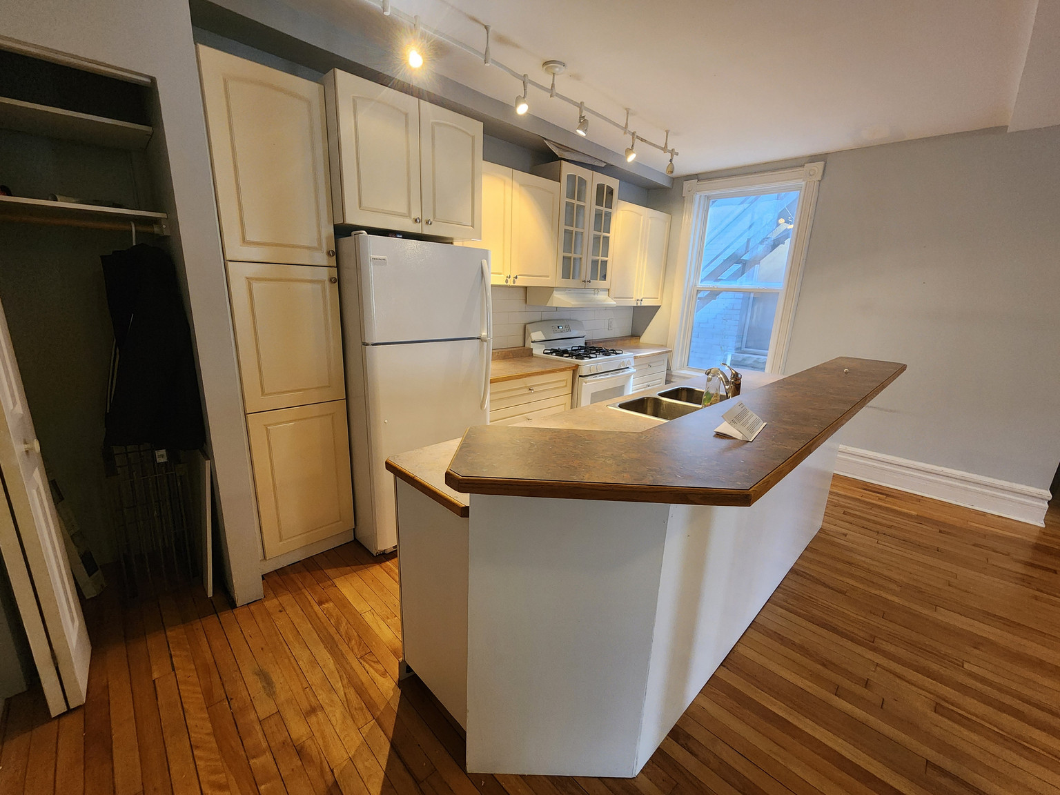 389 Daly Avenue - Photo 3