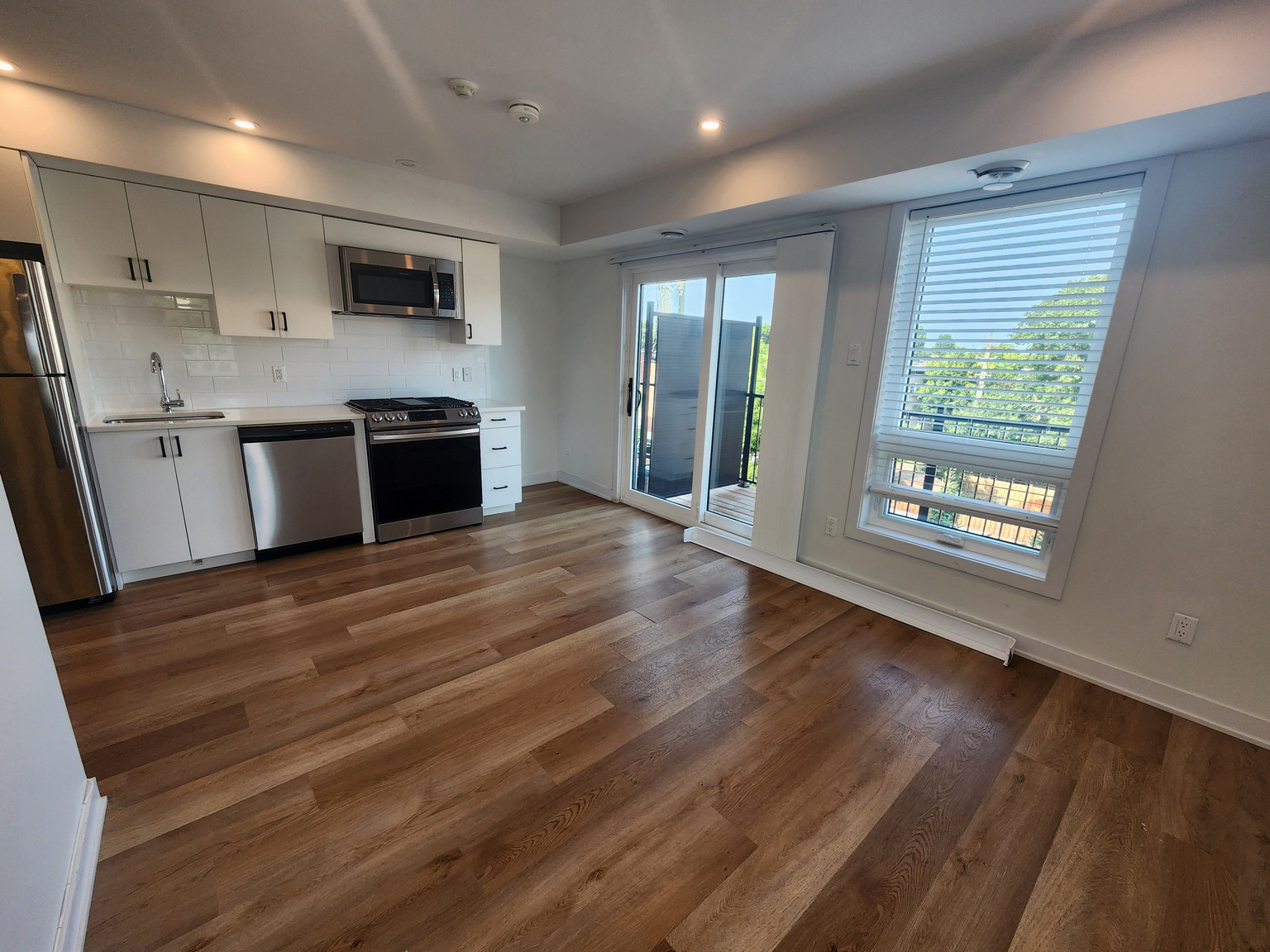 689 Churchill Avenue North - Photo 8