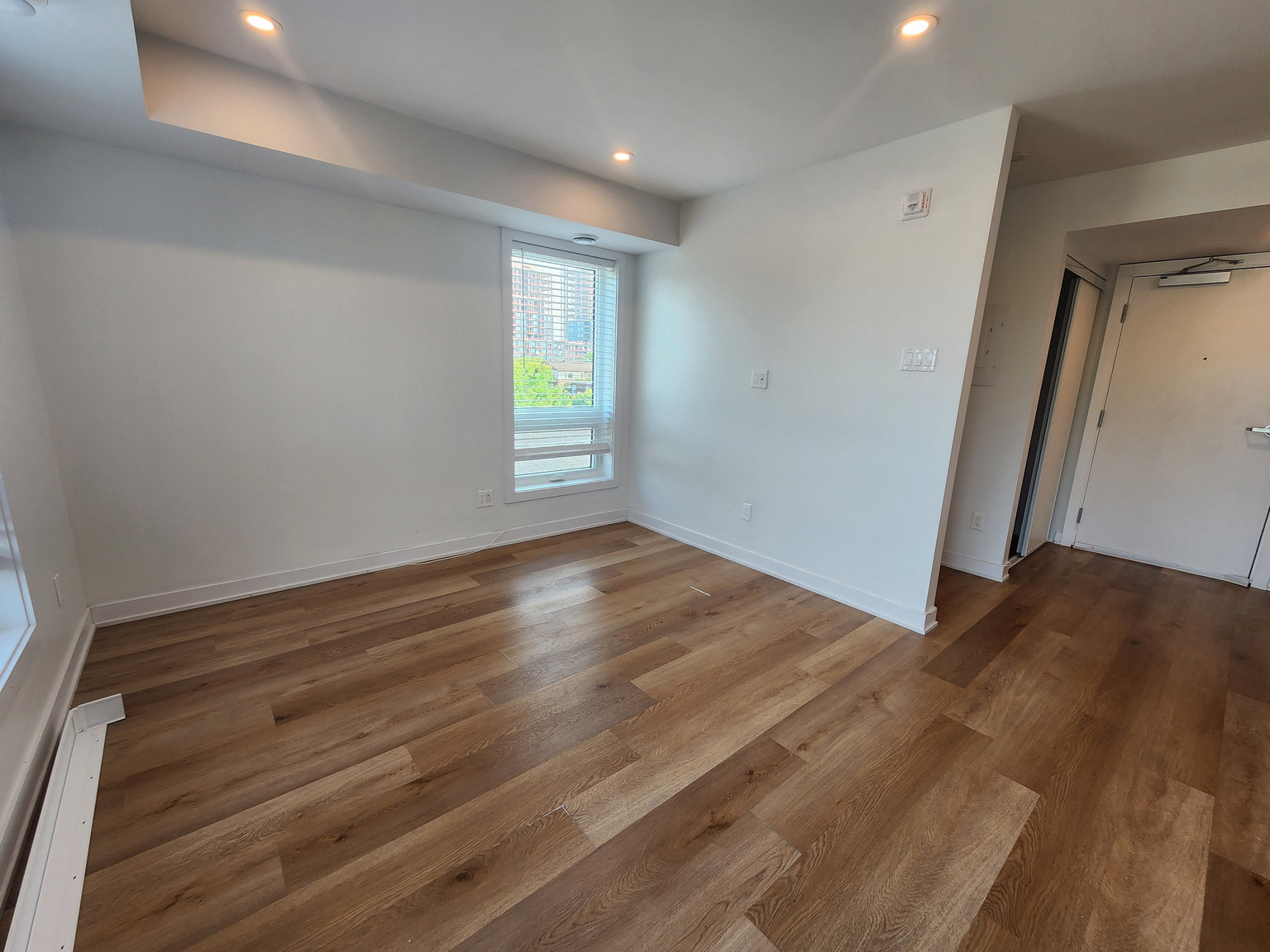 689 Churchill Avenue North - Photo 4