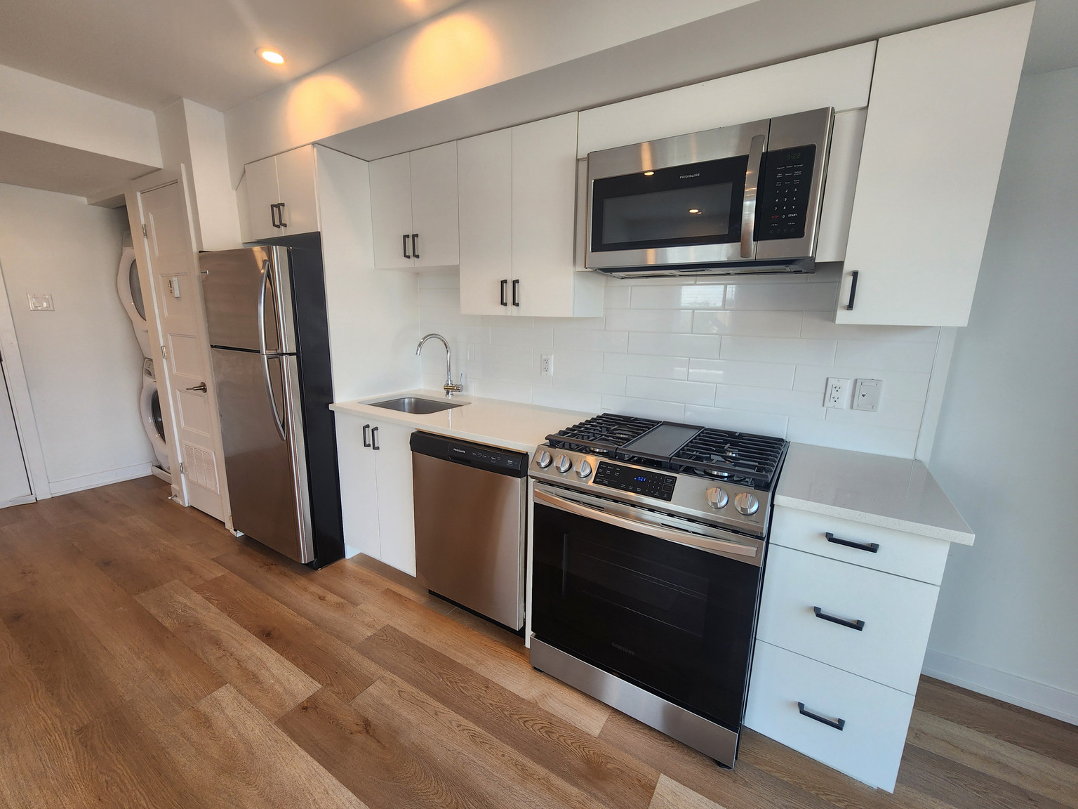 689 Churchill Avenue North - Photo 3