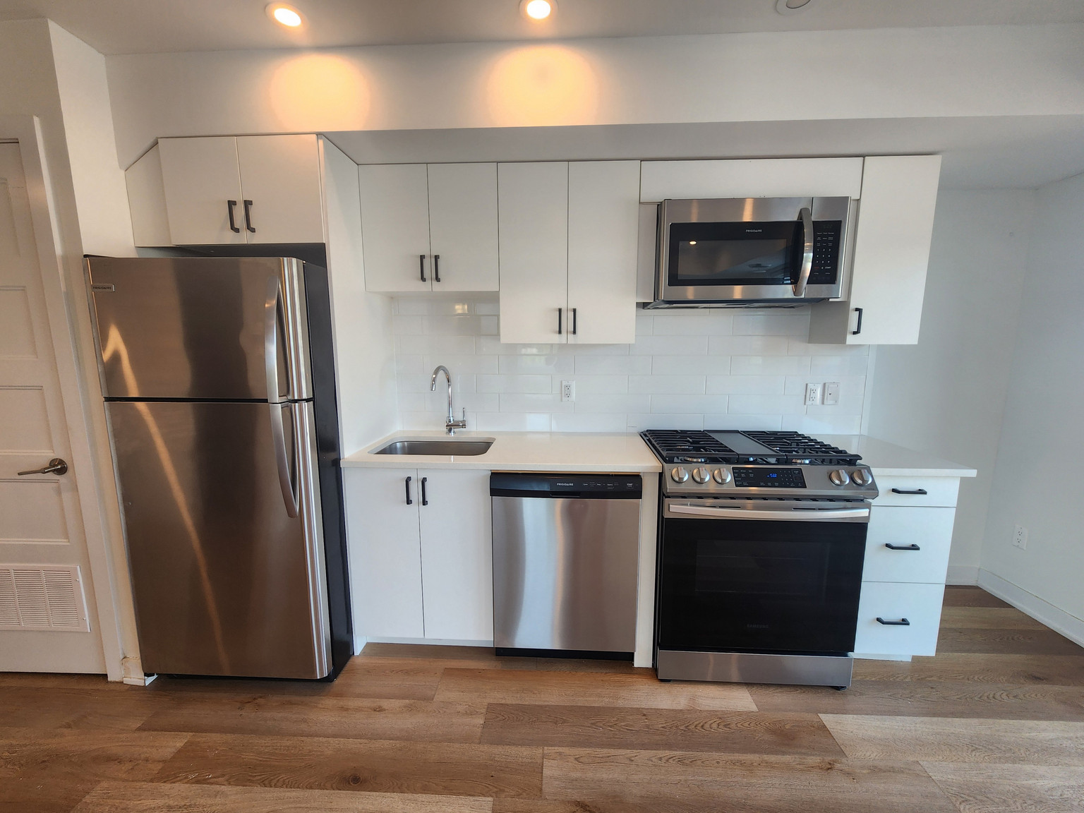 689 Churchill Avenue North - Photo 2