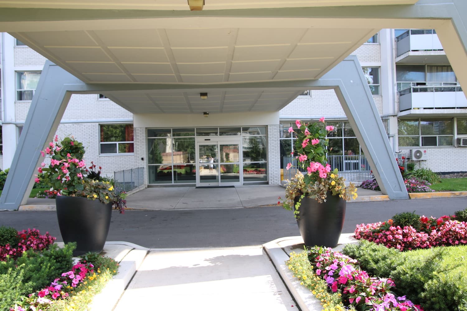 35 Esterbrooke Ave, North York, ON M2J 2C6 — photo 3